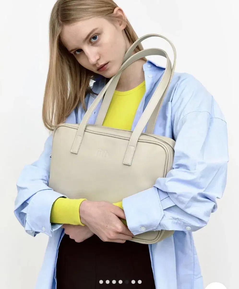 필인더블랭크 Trapezoid Shoulder Bag pale stone